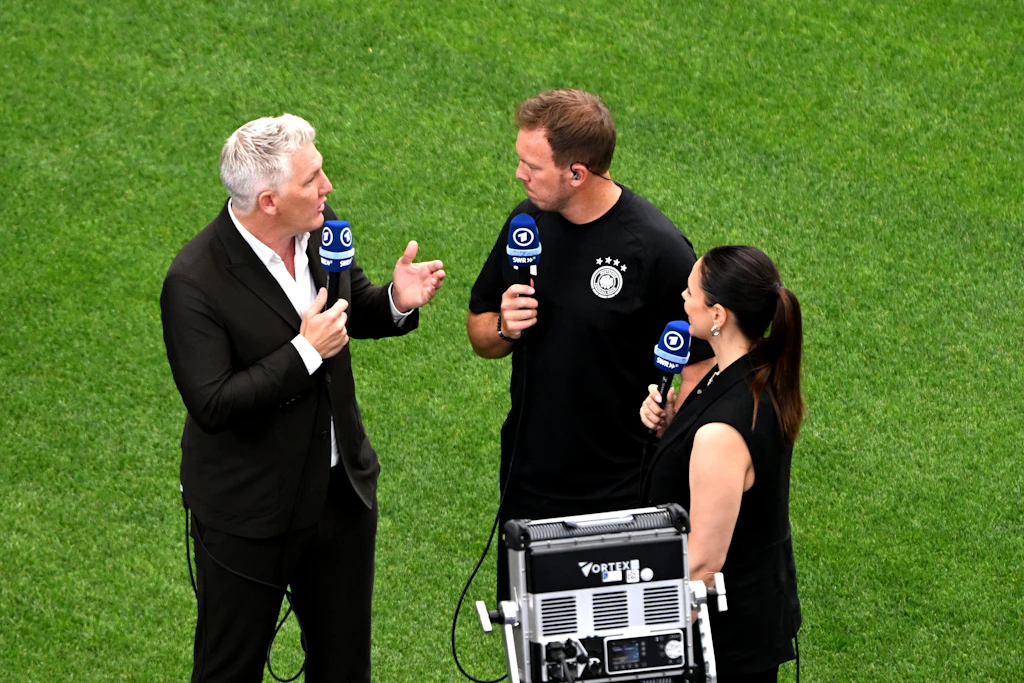Vor dem Anpfiff gegen Curacao standen Bastian Schweinsteiger (l.) und Esther Sedlaczek noch mit Julian Nagelsmann am Spielfeldrand.