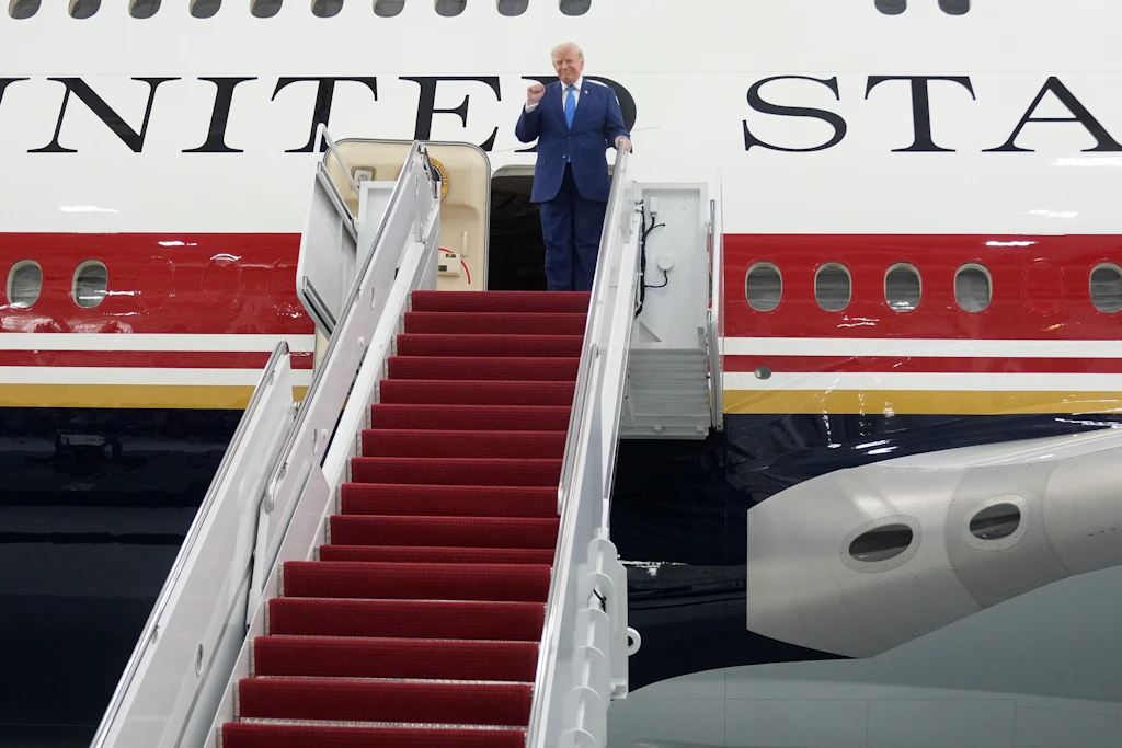 Geschenk aus Katar: Trump präsentiert neue Air Force One – „fliegendes Weißes Haus“