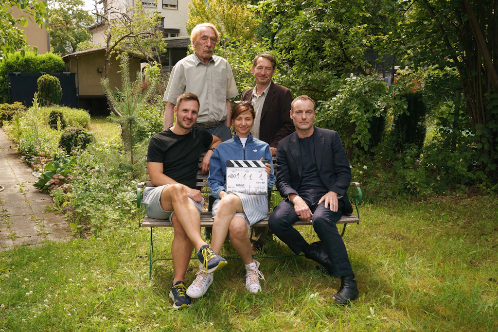 Am 16. Juni haben die Dreharbeiten für den neuen "Tatort: Zwei minus Eins gleich Null" des Rundfunks Berlin-Brandenburg begonnen. Am Set in Oranienburg (vordere Reihe v. l.) Kameramann Thomas Schiller, Regisseurin Mira Thiel, Mark Waschke, (hintere Reihe v. l.) Axel Werner und Boris Aljinovic.