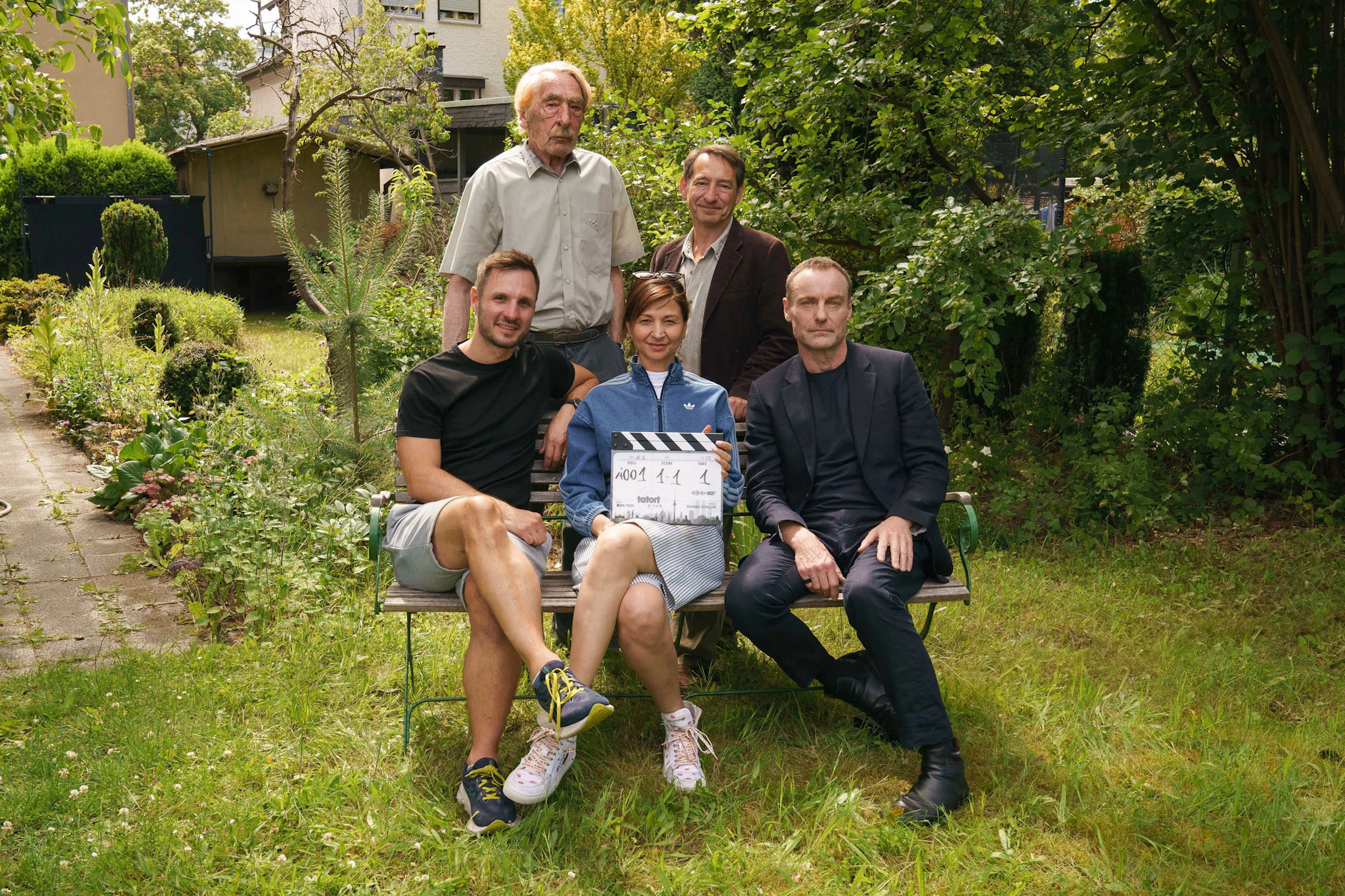Am 16. Juni haben die Dreharbeiten für den neuen "Tatort: Zwei minus Eins gleich Null" des Rundfunks Berlin-Brandenburg begonnen. Am Set in Oranienburg (vordere Reihe v. l.) Kameramann Thomas Schiller, Regisseurin Mira Thiel, Mark Waschke, (hintere Reihe v. l.) Axel Werner und Boris Aljinovic.