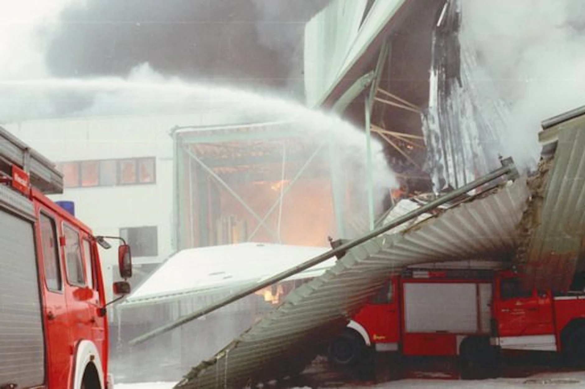 Eine Außenwand der brennenden Halle begrub damals die beiden Feuerwehrleute, die ihre Verletzungen nicht überlebt haben.