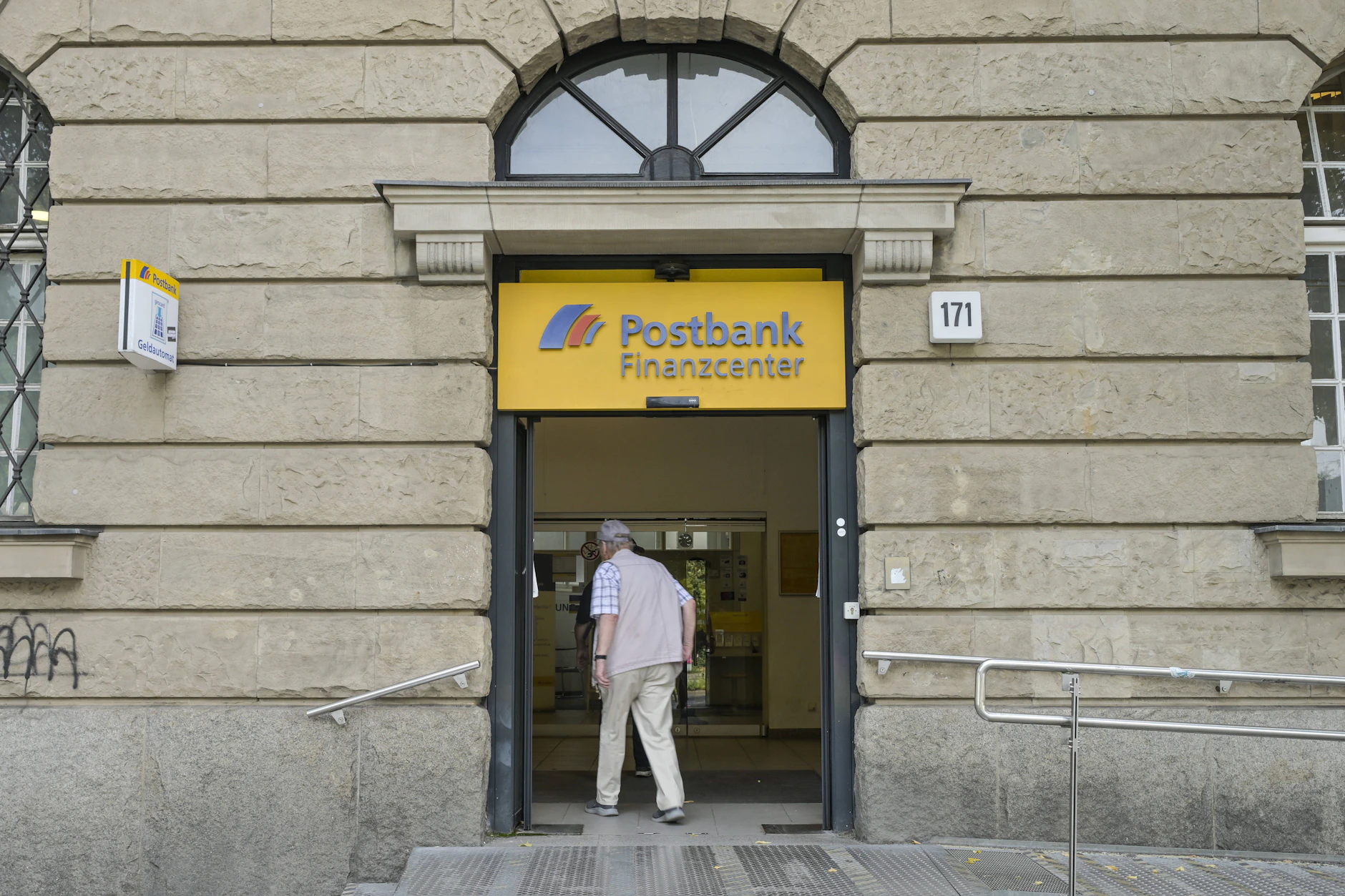 Die Postbank-Filiale am Tempelhofer Damm bietet weiterhin Postdienste an.