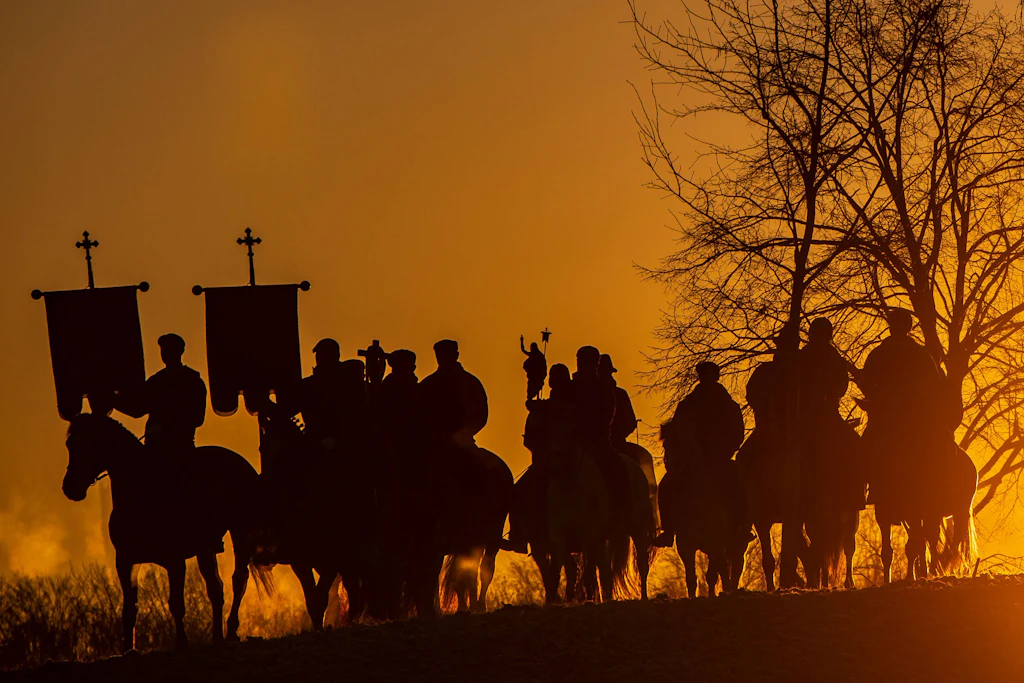 Der Osterritt ist ein zentraler religiöser und kultureller Brauch der katholischen Sorben, der die Auferstehung Christi verkündet und zugleich sorbische Identität, Tradition und Gemeinschaft stärkt.