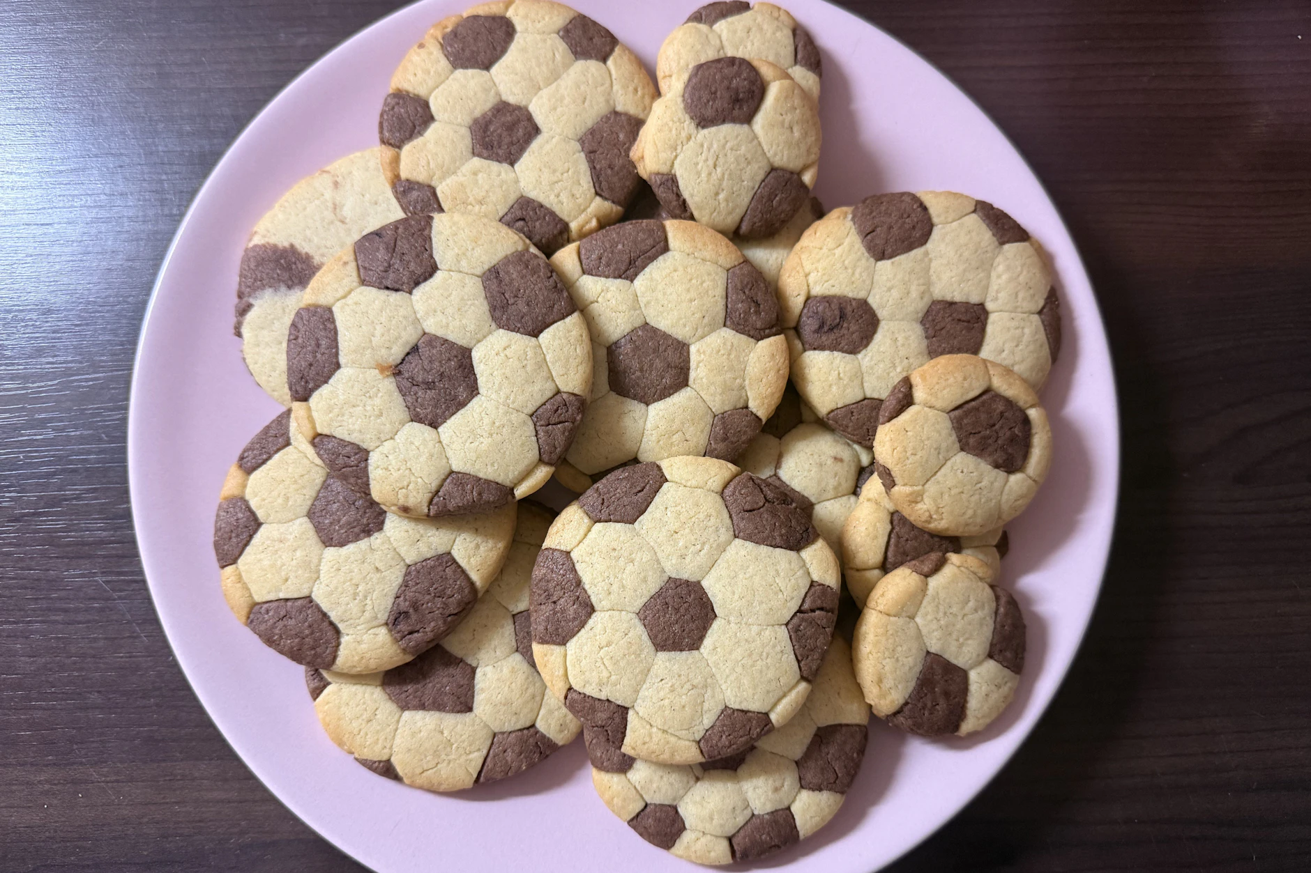 Zur Fußball-WM 2026 können Sie diese Fußball-Kekse ganz einfach selbst machen.