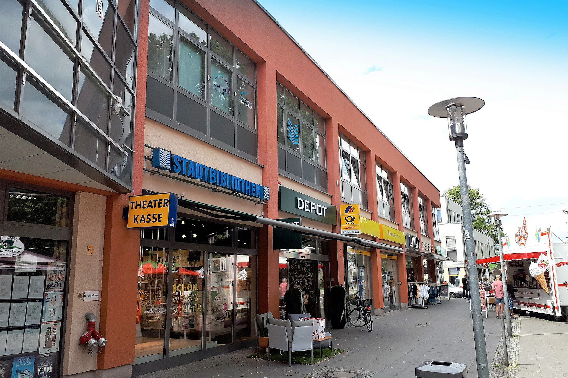 Buch: Das kleine Zentrum an der Wiltbergstraße mit Stadtbibliothek und Geschäften.