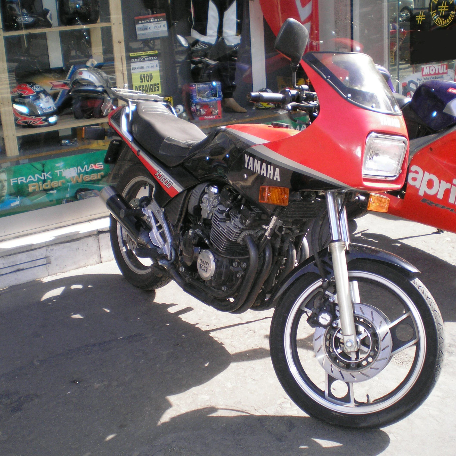 Die Yamaha 600 XJ fuhr mehr als 200 km/h schnell und wurde über Genex für 9990 D-Mark die die DDR verkauft.