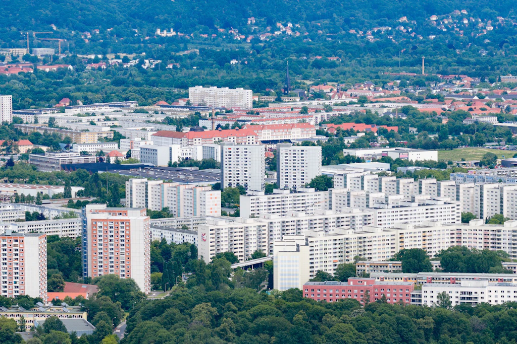 Blick auf die Plattenbauten im Stadtteil Prohlis, die Tausenden Dresdnern ein Zuhause bieten.