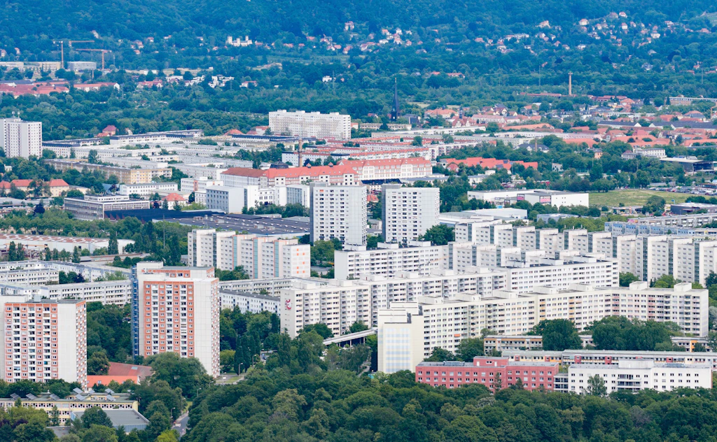 Ausstellung „Platte Ost/West“ in Dresden: Warum der Plattenbau mehr als nur DDR-Architektur ist
