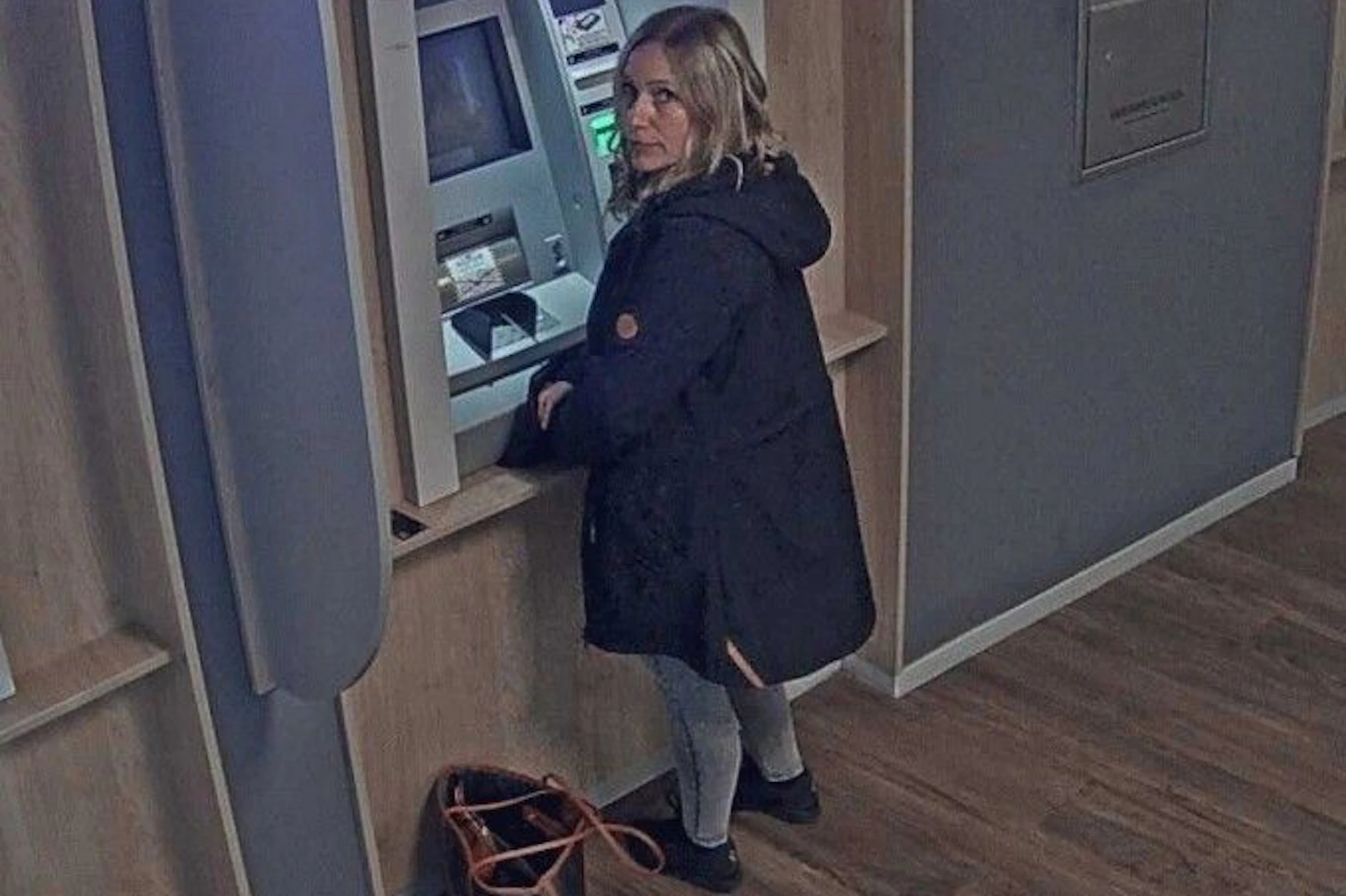 Diese blonde Frau ergaunerte eine riesige Summe an Geldautomaten.