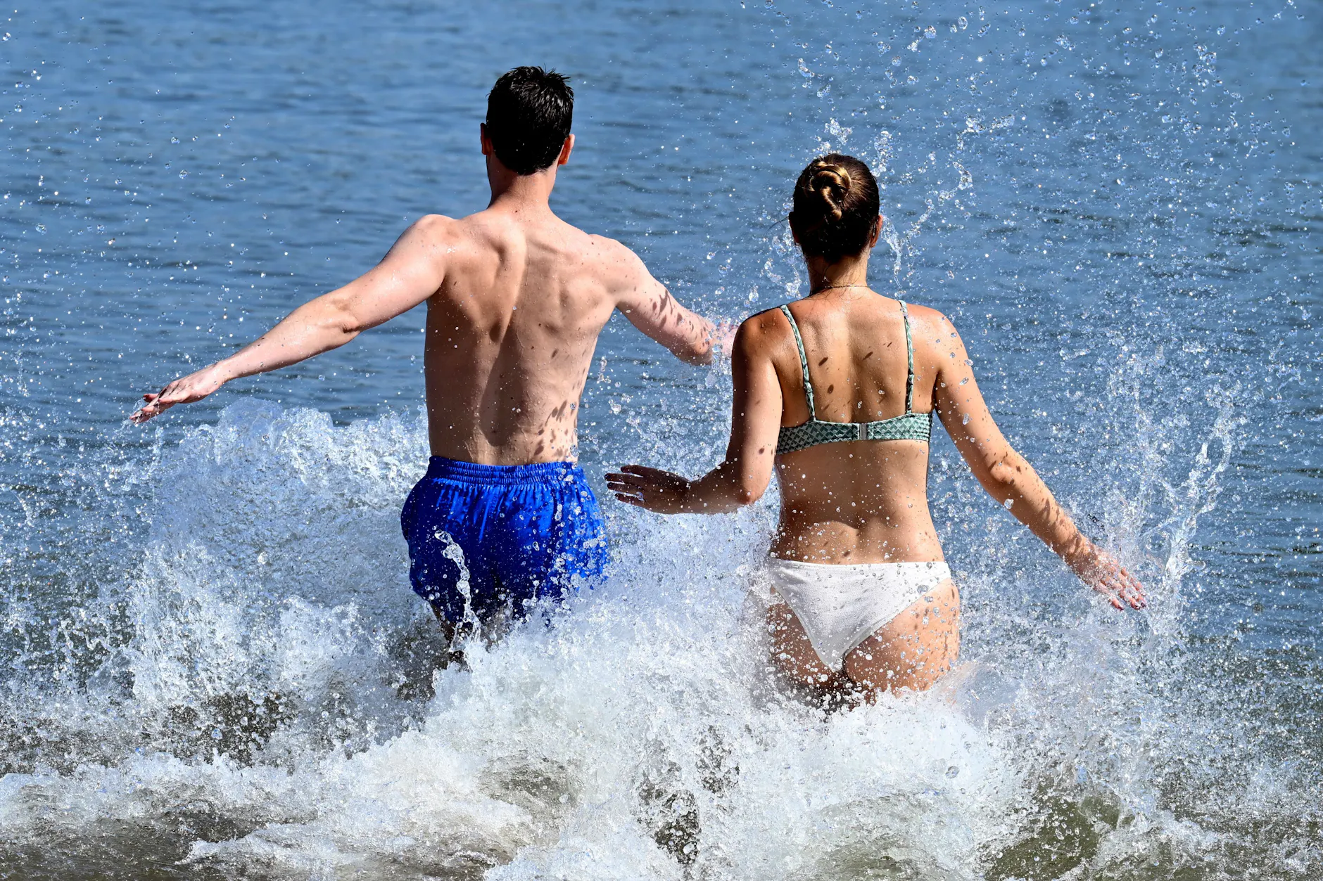 Überall suchten die Menschen am Wochenende nach Abkühlung. Und auch im Verlauf der Woche dürften viele nach schattigen Plätzen die Augen offen halten.