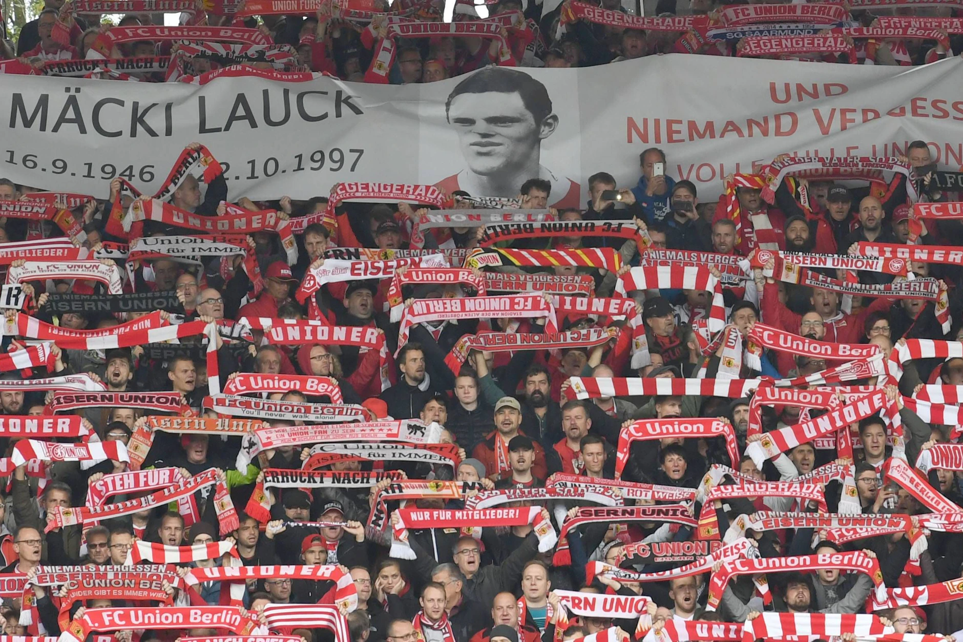 Am 21. Oktober 2017 erinnern Fans von Union Berlin in der Alten Försterei an den 20. Todestag von Reinhard Lauck.
