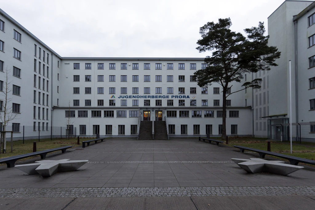 Blick auf die Jugendherberge im „Koloss von Prora“
