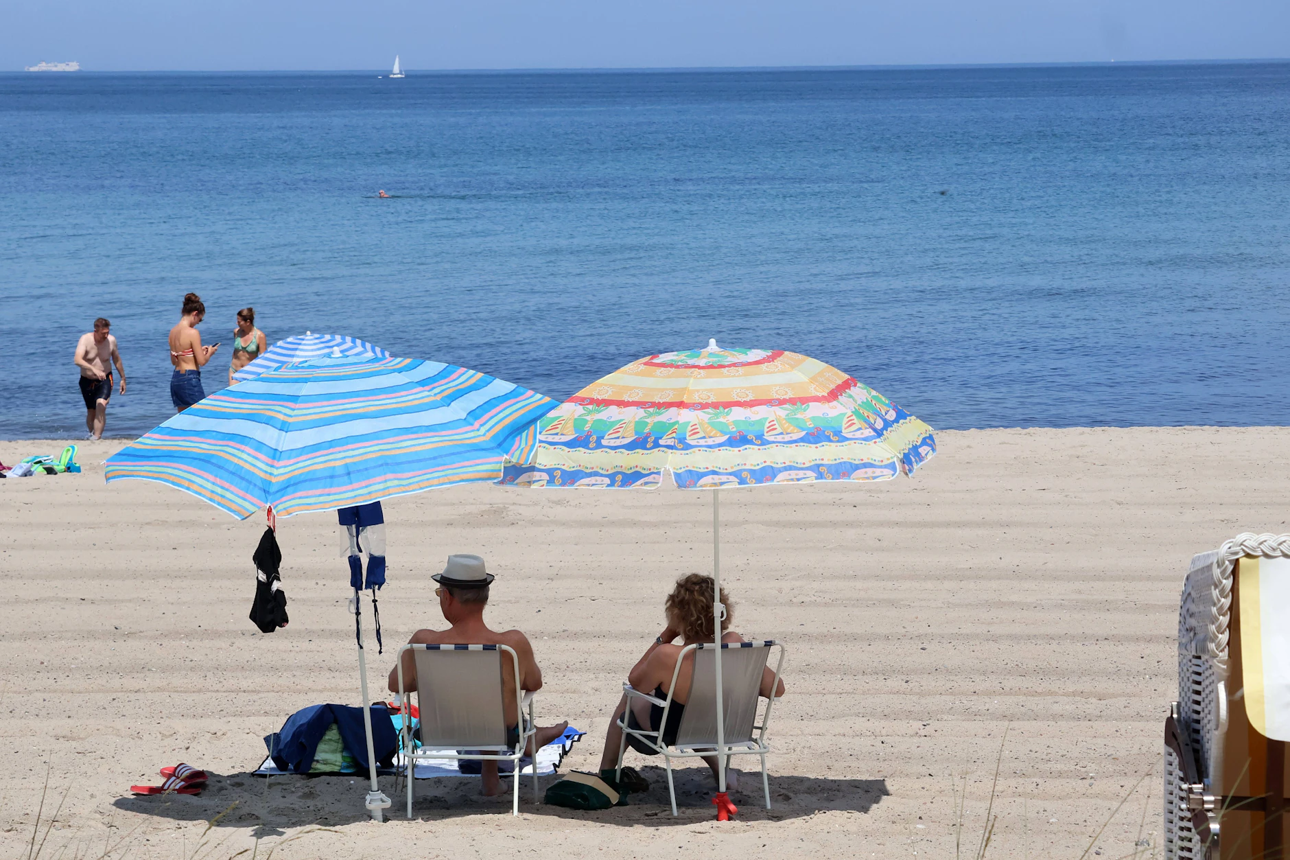 Ein heißer Sommertag an der Ostsee in Kühlungsborn: Ohne Sonnenschirm wird man es am Freitag kaum aushalten.