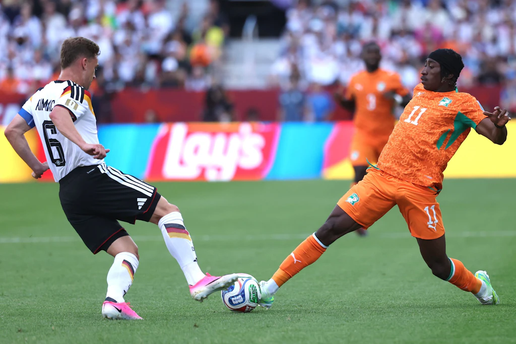 Yan Diomande (r.) brachte RB nach der WM viel Geld ein: Mit dem Wechsel nach Leipzig könnte auch El Mala seine Chancen auf die Nationalmannschaft erhöhen.