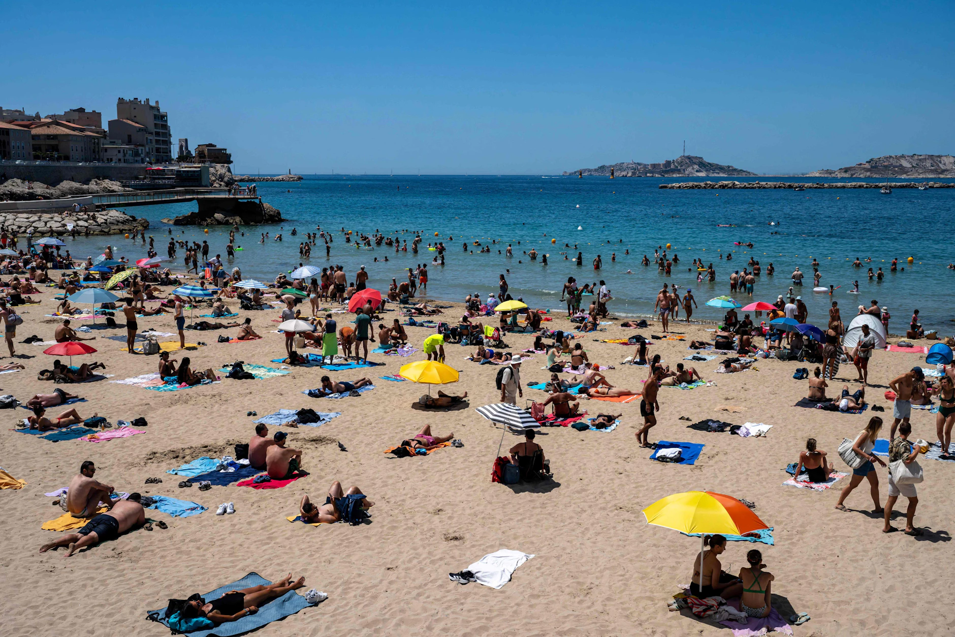 Menschen sonnen sich am Strand von Marseille, während einer Hitzewelle im Südosten von Frankreich.