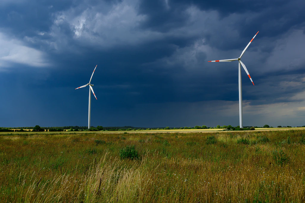 Dunkle Gewitterwolken ziehen über eine Landschaft im östlichen Brandenburg.