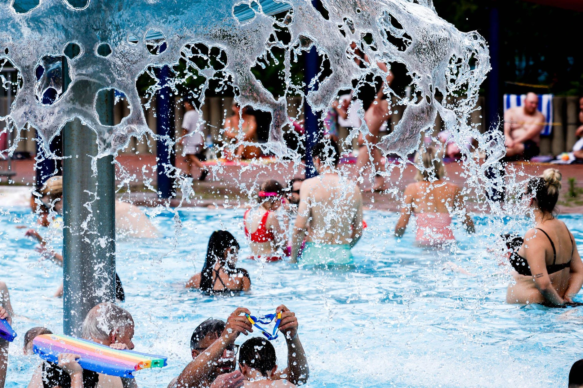 Hochsaison für die Freibäder: Schon am Wochenende kletterten die Temperaturen auf über 30 Grad. Und diese Woche soll es noch heftiger werden.