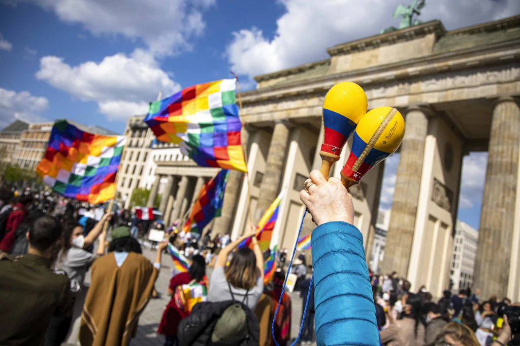 Kolumbiens Wahl erreicht Berlin: Warum fast 590.000 Auslandsstimmen plötzlich politische Macht haben