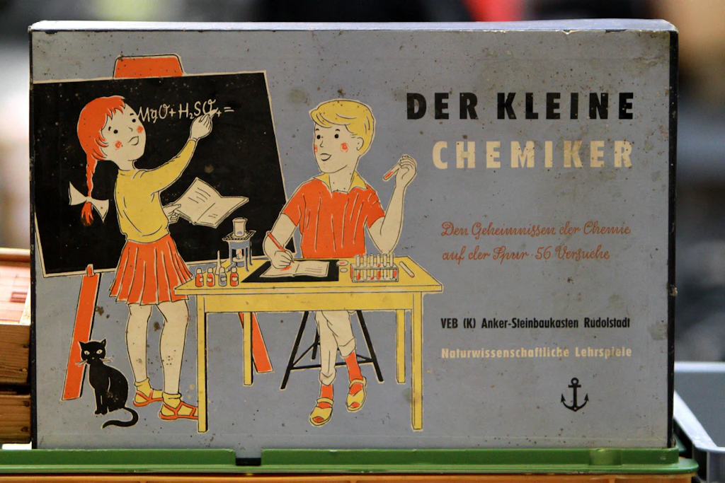 Der Chemiebaukasten „Der kleine Chemiker“ des VEB Anker-Steinbaukasten Rudolstadt