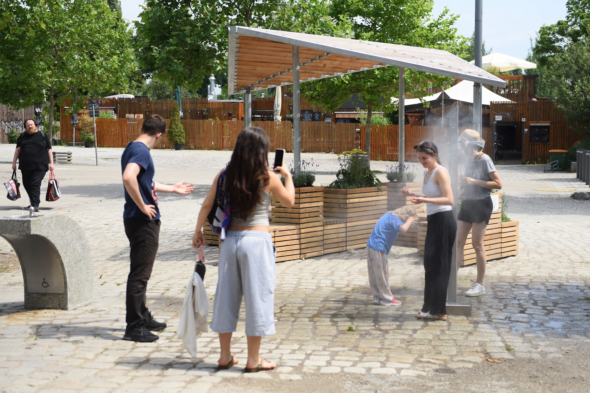 Neu im Jahr 2026 ist die Vernebelungsanlage, die feinste Wassertröpfchen zur Erfrischung versprüht.