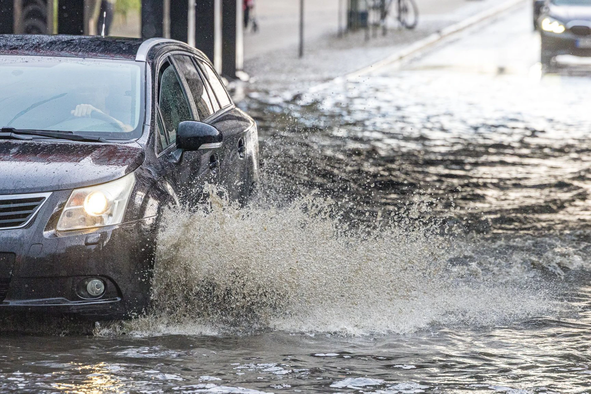 Auch in Berlin und Brandenburg kam es durch den massiven Regen am Wochenende zu Überschwemmungen. Hier: Eine überflutete Unterführung in Cottbus.