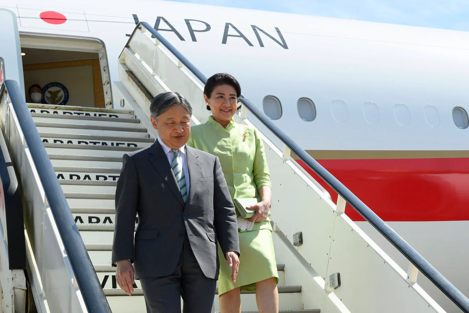 Kaiser Naruhito und Kaiserin Masako benötigen für ihre Auslandsreisen keinen Reisepass.