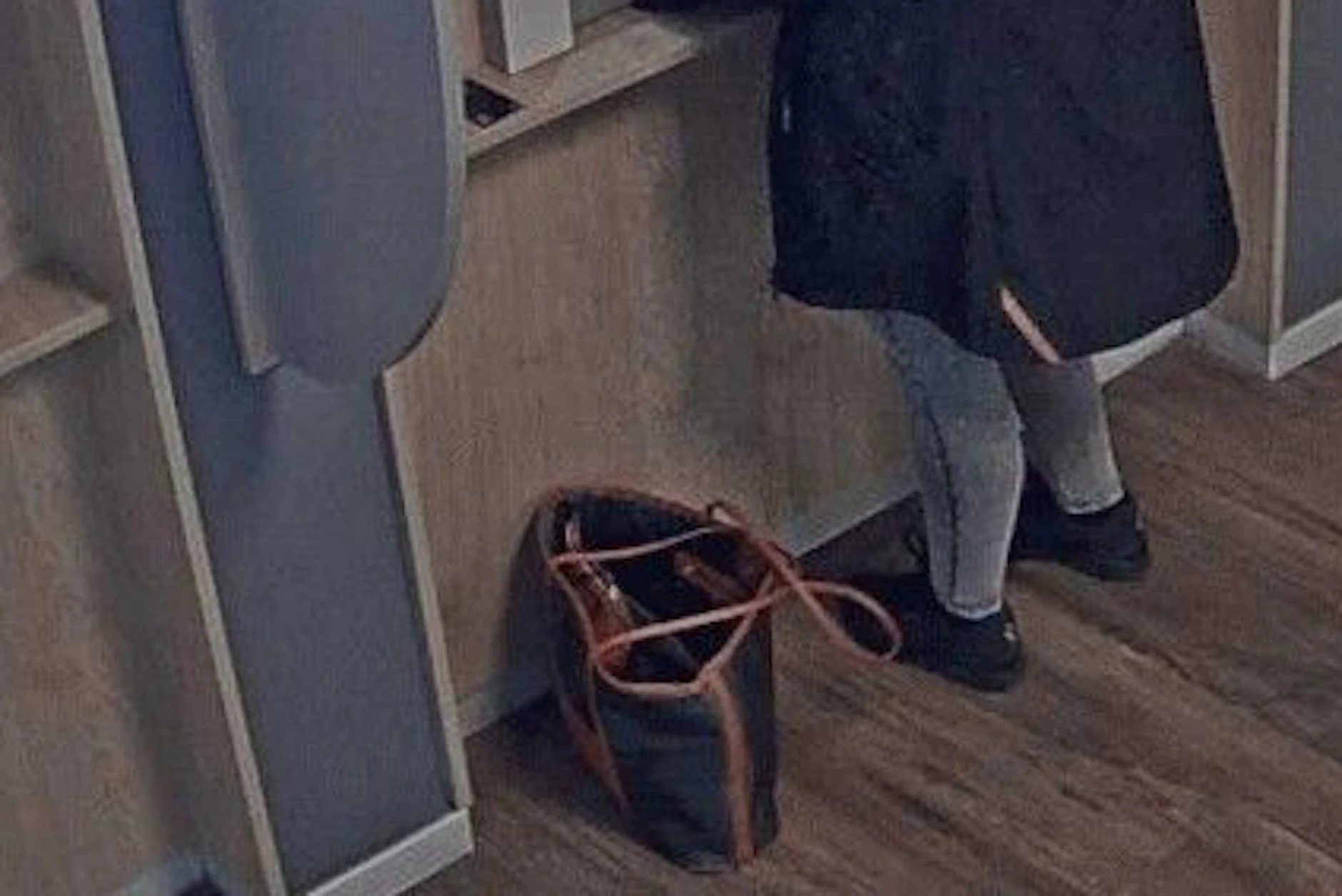 Diese Tasche hatte die Frau dabei.