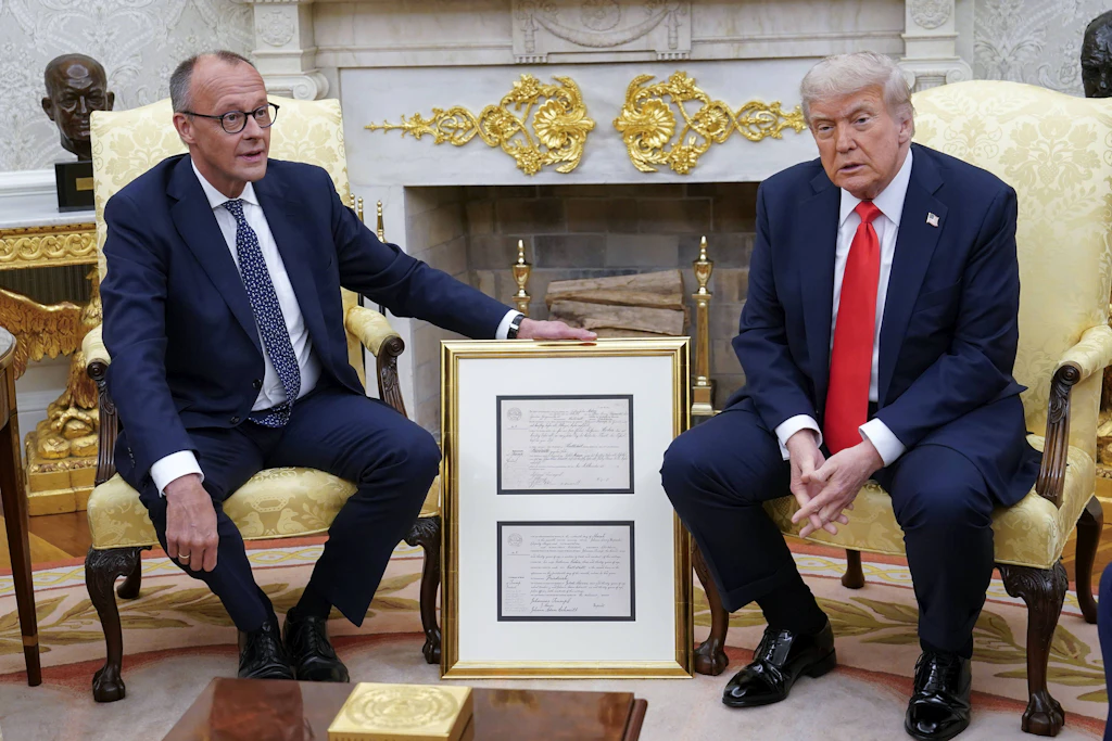 Bundeskanzler Merz überreicht am 5. Juni 2025 US-Präsident Trump die Geburtsurkunde von dessen Großvater. Symbolbild.