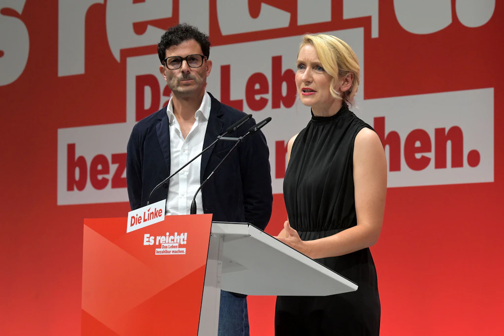 Ines Schwerdtner und Luigi Pantisano, beide Parteivorsitzende der Linken, stellen sich vor der Abstimmung den Fragen der Delegierten.
