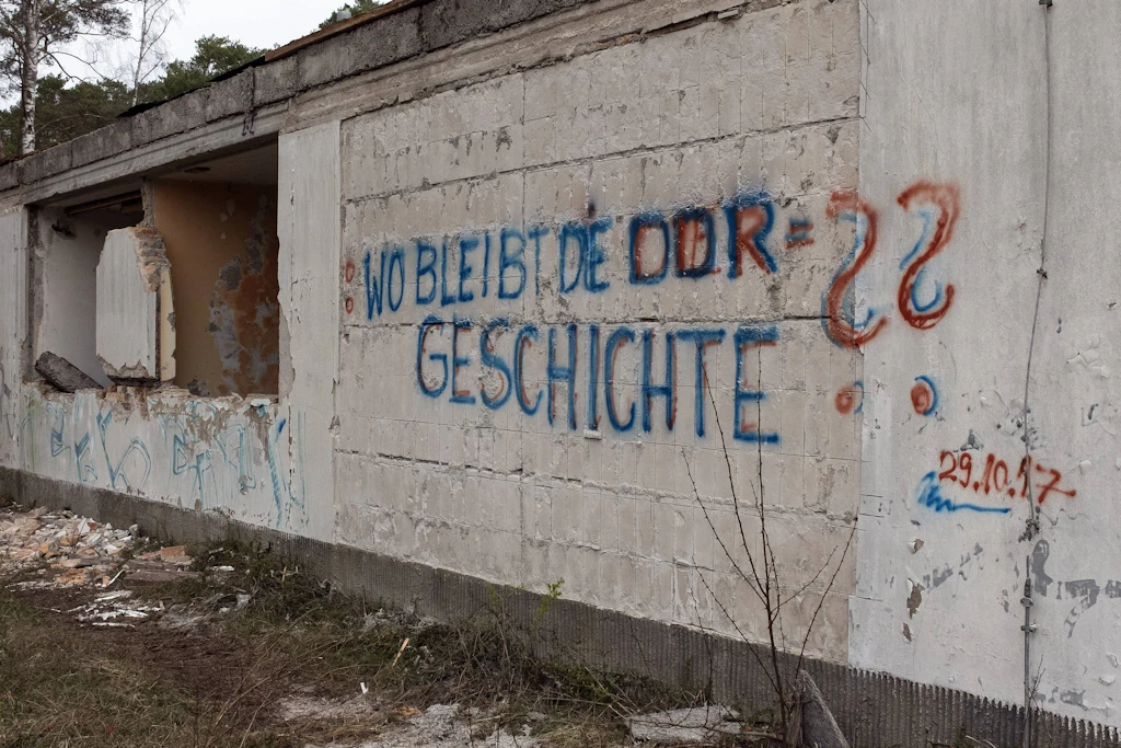 Der Schriftzug „Wo bleibt die DDR-Geschichte?“ an der Wand einer ehemaligen Schule in Prora