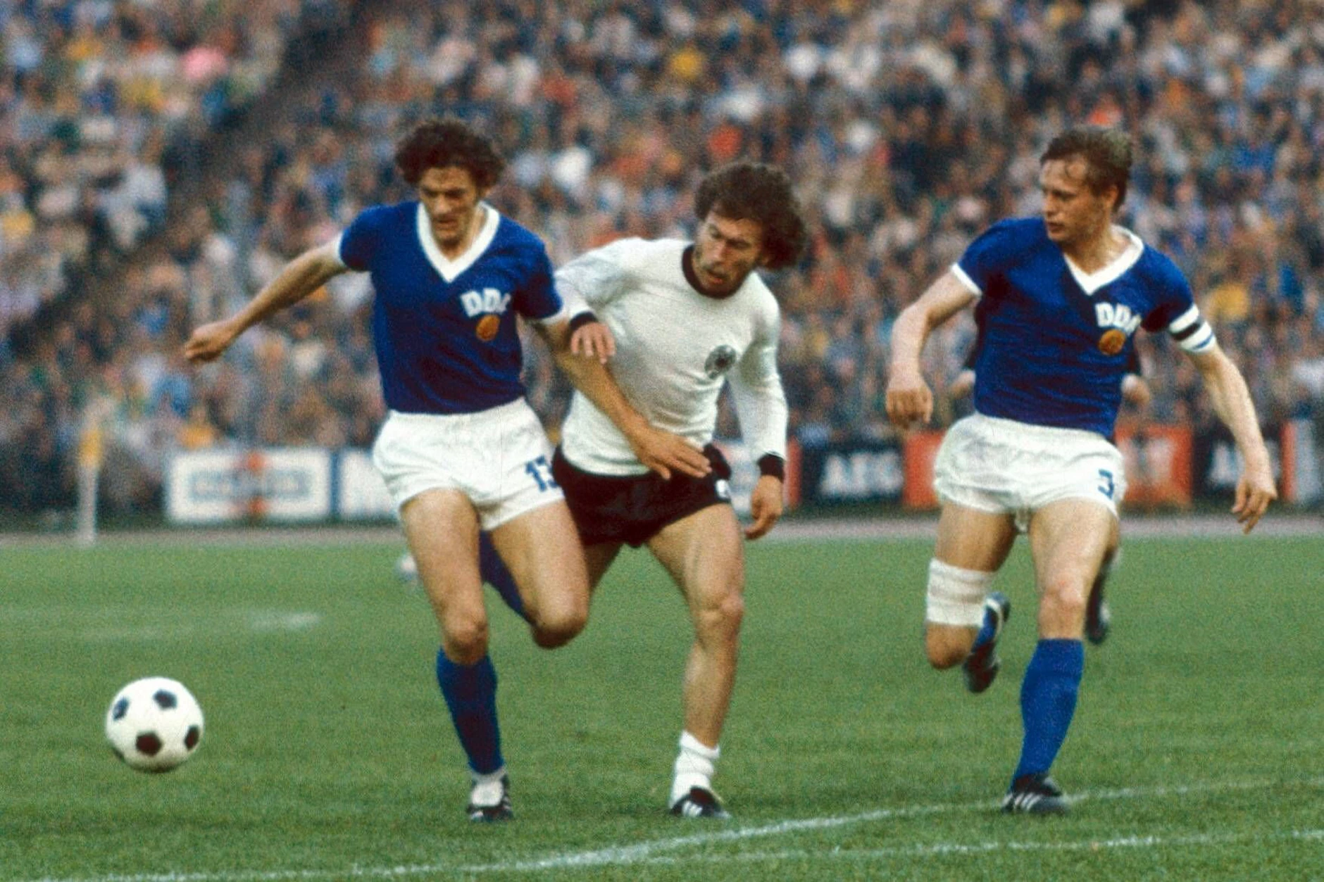Reinhard Lauck (l.) beim legendären WM-Spiel 1974 in Hamburg gegen Paul Breitner. Die DDR siegte 1:0. Rechts: DDR-Kapitän Bernd Bransch.