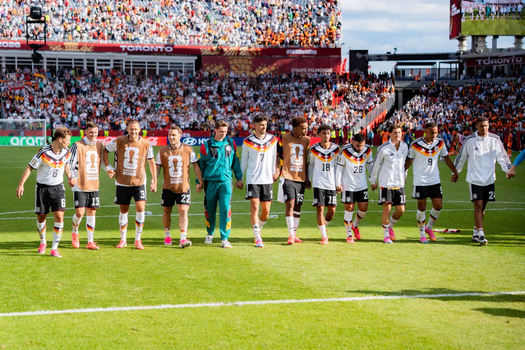 Nach zwei tristen Weltmeisterschaften in Folge hat die deutsche Fußball-Nationalmannschaft wieder Grund zum Jubel mit den Fans.
