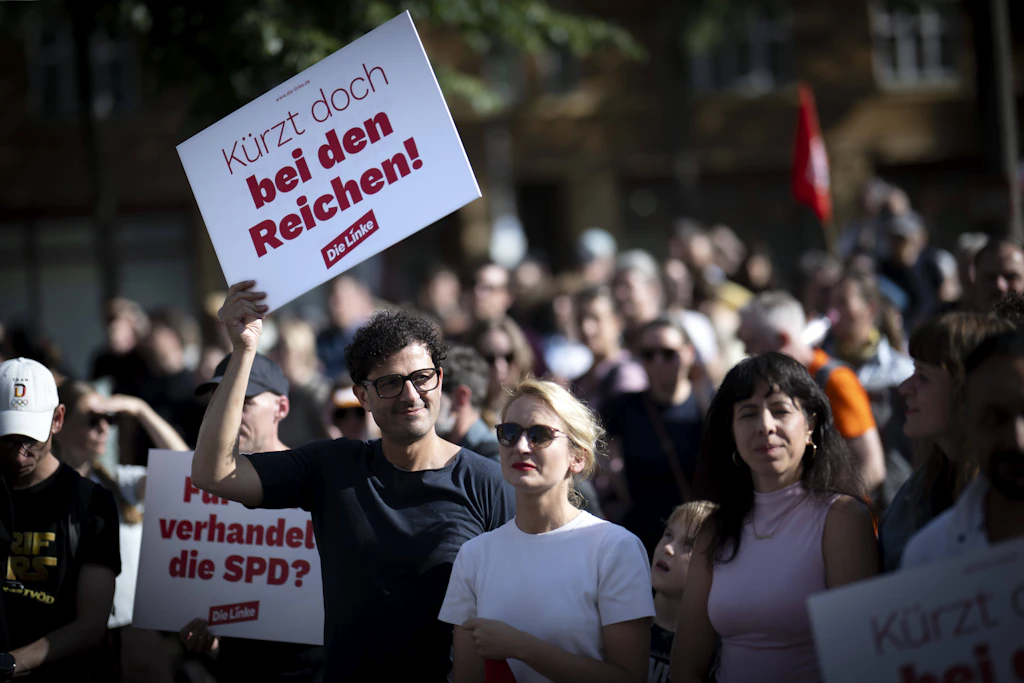 Berlin, Juni 2026: Linke-Chefin Ines Schwerdtner (M.), der damalige Kandidat für den Parteivorsitz Luigi Pantisano (l.) und Berlins Bürgermeisterkandidatin Elif Eralp (r.) bei einem Protest gegen Sozialabbau.