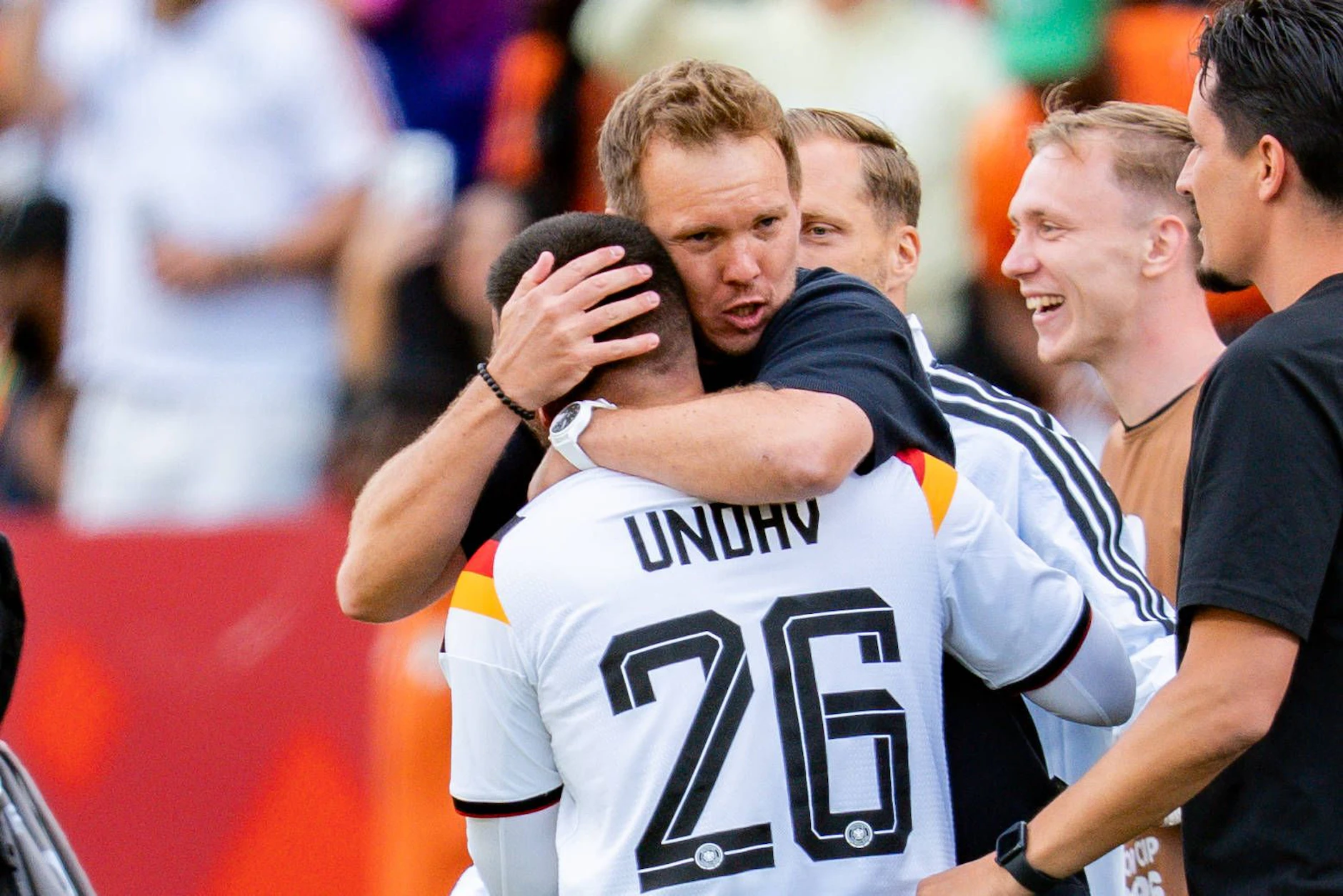 Erleichterung beim DFB-Team: Bundestrainer Julian Nagelsmann herzt Torschütze Deniz Undav nach dem Sieg. Deutschland steht als Gruppensieger fest.