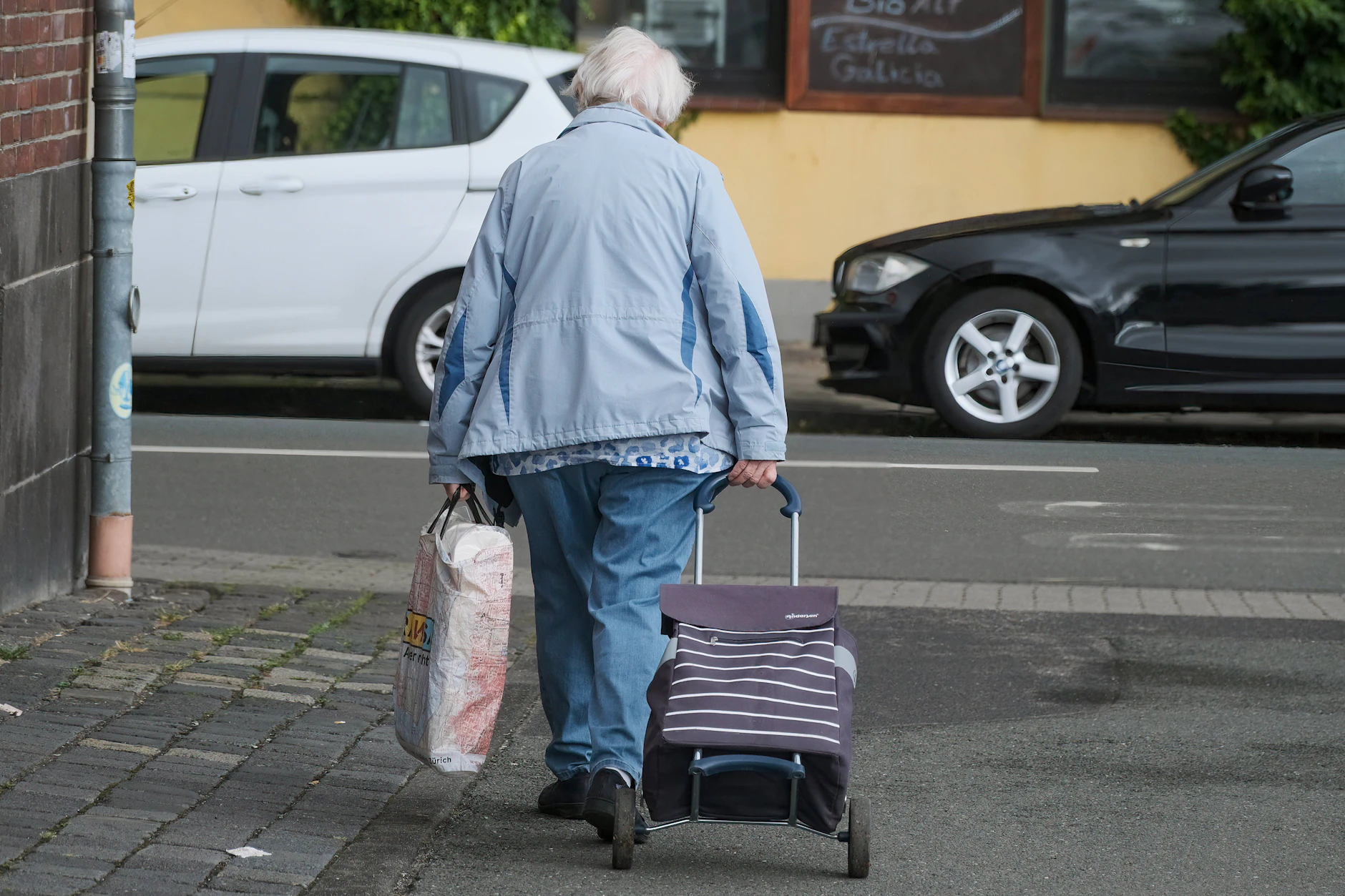 Nach vielen Jahren Arbeit bleibt im Alter oft nur eine kleine Rente. Wer nicht vorsorgt oder arbeiten geht, kommt damit kaum durch.