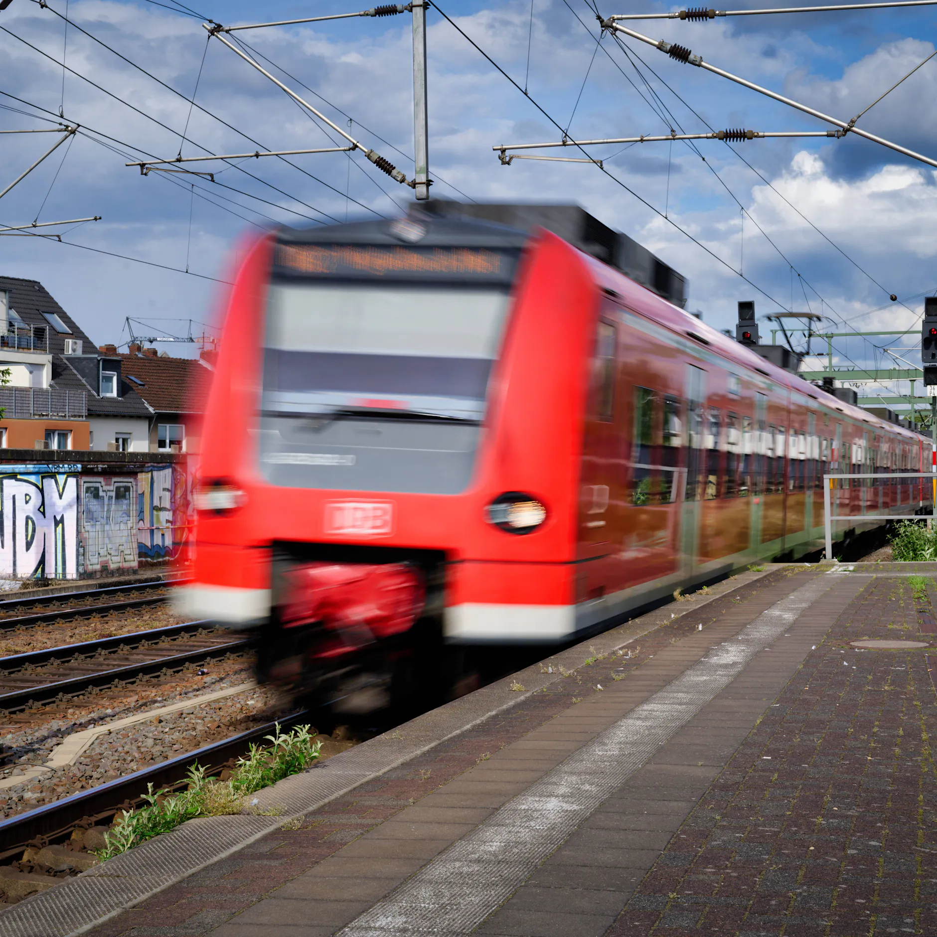 Junger Mann streckt Popo raus und wird von einem Zug erfasst!