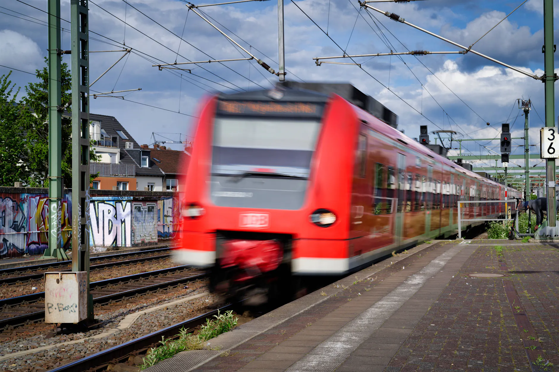 Junger Mann streckt Popo raus und wird von einem Zug erfasst!