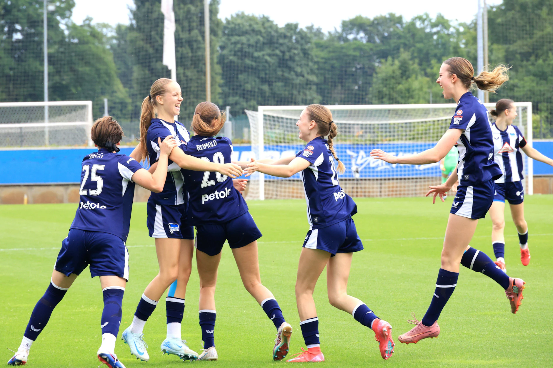 Die Frauen von Hertha BSC feierten am Sonntag den Aufstieg in die 2. Bundesliga.