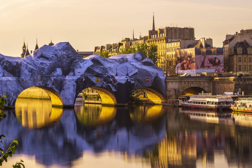 „La Caverne du Pont Neuf“ war eine spektakuläre Kunstinstallation des französischen Künstlers JR auf dem historischen Pont Neuf in Paris. Bis zum 28. Juni 2026 verwandelte die temporäre Installation die älteste Brücke der französischen Hauptstadt in eine riesige künstliche Felsenhöhle.