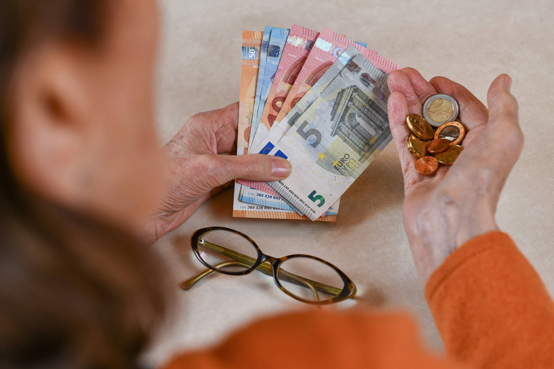 Viele Menschen sind mit der Rente, die sie nach jahrzehntelanger Arbeit bekommen, alles andere als zufrieden. Das Geld reicht einfach nicht zum Leben.