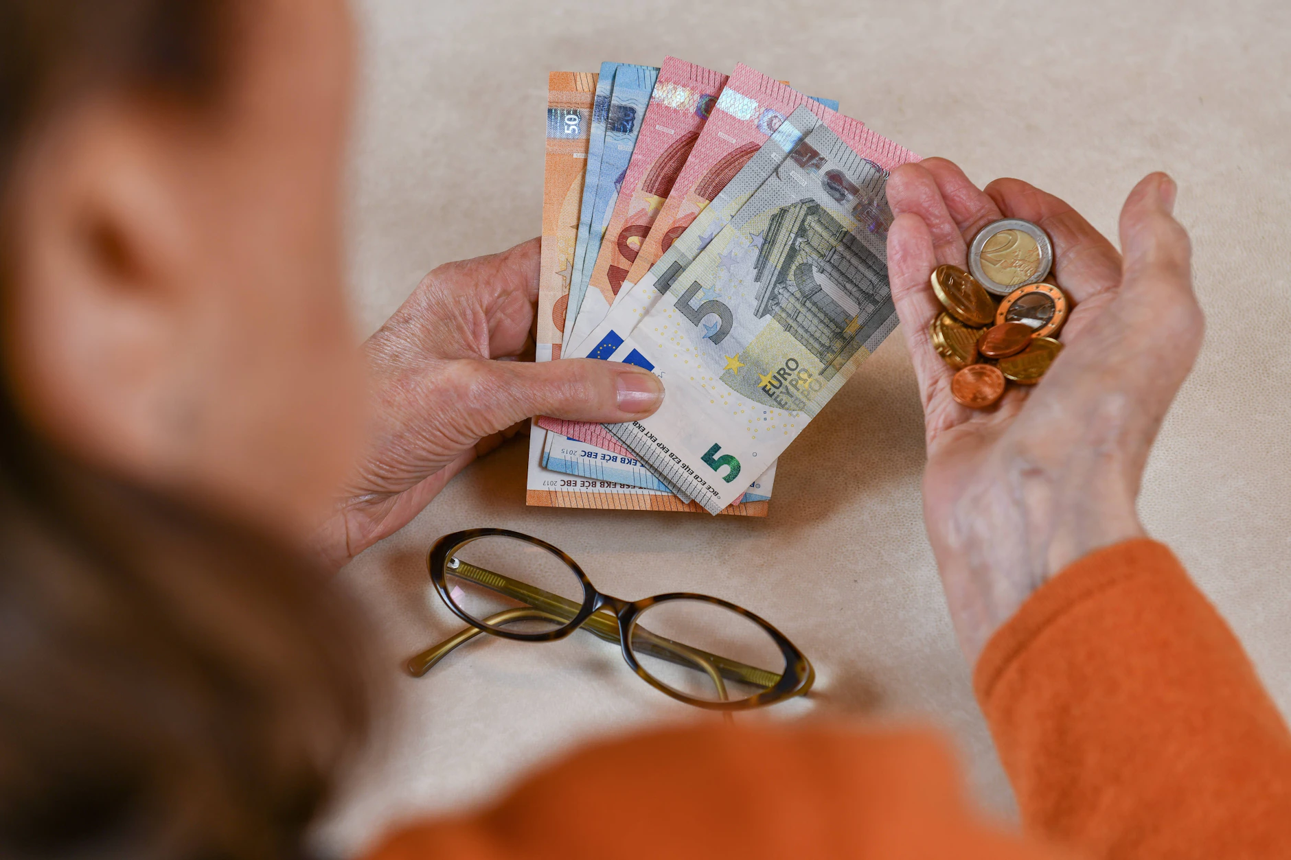 Rentnerin klagt: 1730 Euro Rente nach 43 Jahren! So kann ich trotzdem leben
