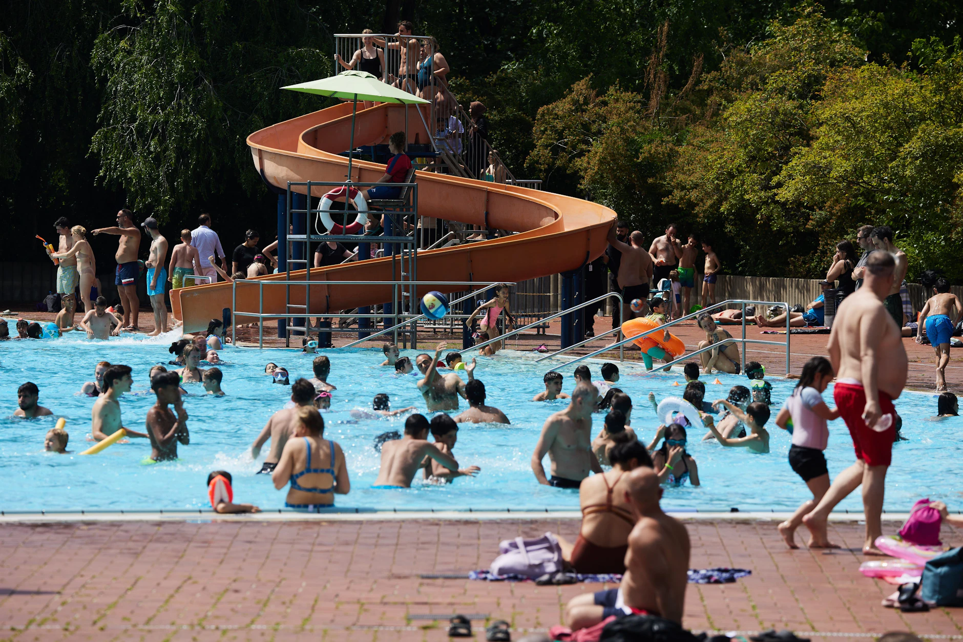 Baden in Kreuzberg, doch nur wer früh genug da war, durfte noch hinein.