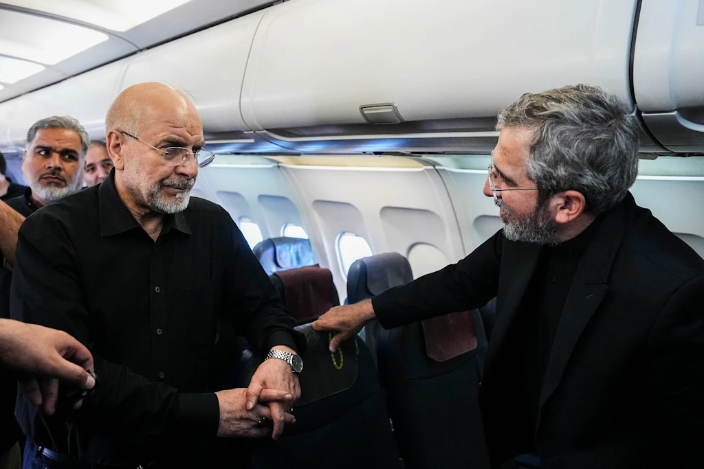 Teherans Chefunterhändler Mohammed Bagher Ghalibaf spricht auf dem Flug in die Schweiz mit Sicherheitsrats-Vizesekretär Ali Bagheri Kani.