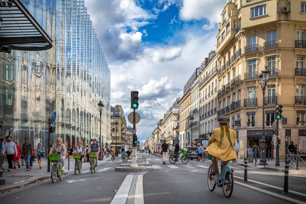 Fahrradfahrer bestimmen das Bild in der Rue de Rivoli.
