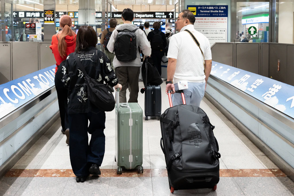 Reisende am Flughafen Tokio-Narita
