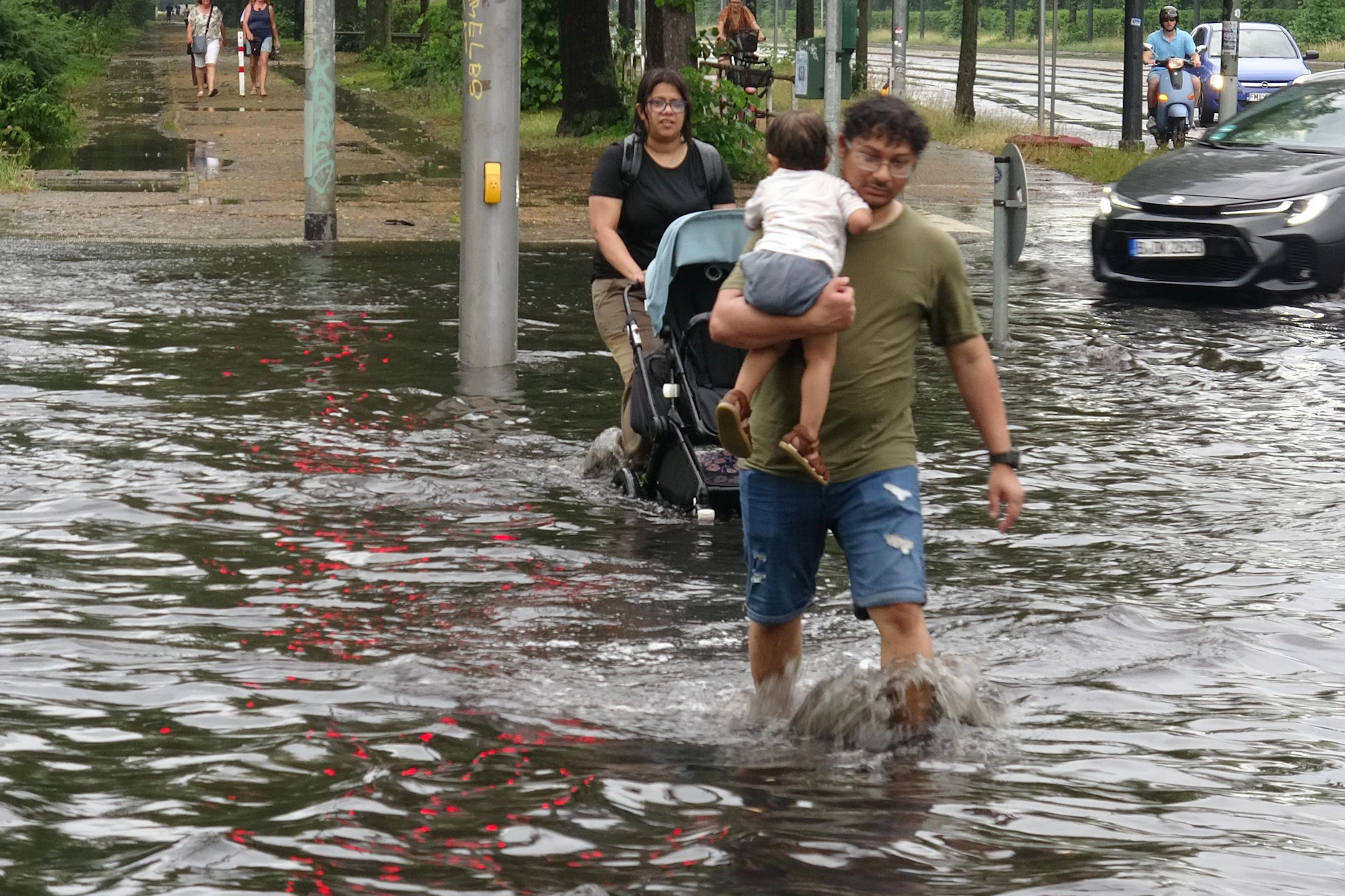 Starkregen überflutete zahlreiche Straßen, wie hier in der Klingelhöferstraße in Tiergarten.