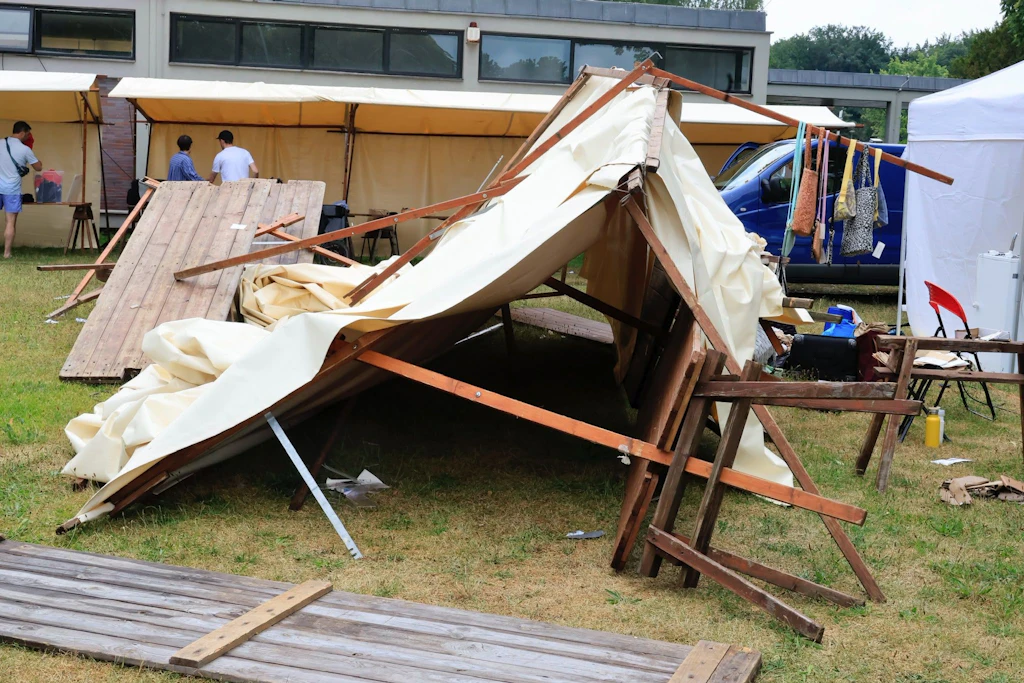 Sturmschäden beim Sommerfest Offen für Kulturen am Hansaplatz.