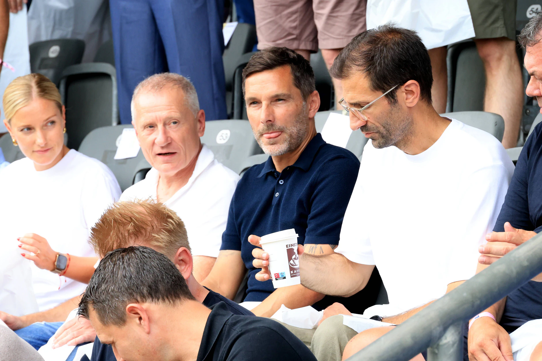 Männertrainer Stefan Leitl (2.v.r.) saß beim Rückspiel der Frauenmannschaft auf der Tribüne.