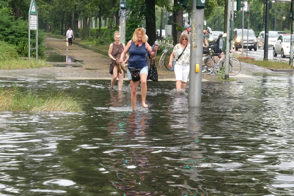 Auch für die Fußgänger wird es ungemütlich, wie hier auf der Klingelhöferstraße.
