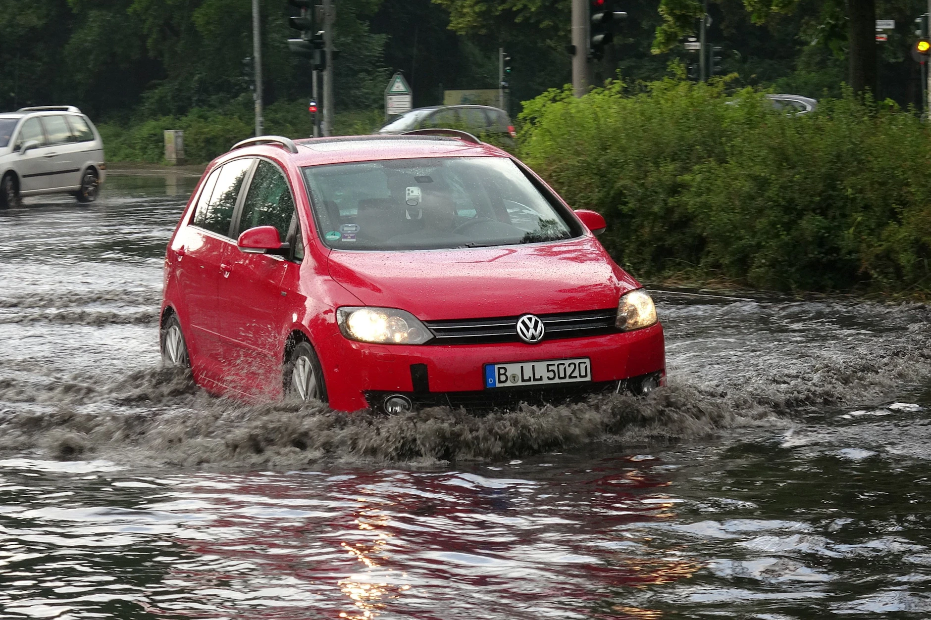 Das Wasser stand bis zur Kühlerhaube hoch in den Straßen.